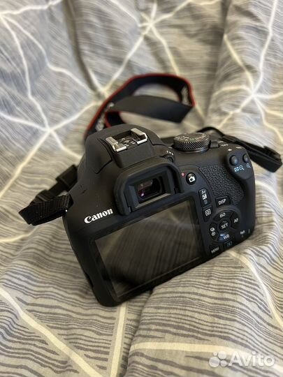 Зеркальный фотоаппарат Canon EOS 2000D