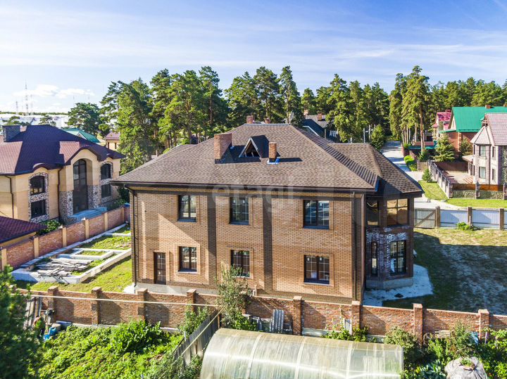 Дом 388,2 м² на участке 10 сот.