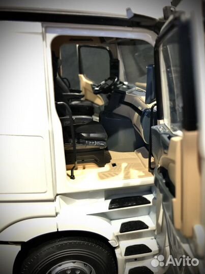 Модель 1:18 Actros GigaSpace Седельный тягач