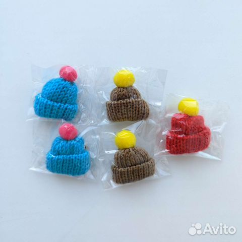 Вязаная шапка брошь значок булавка