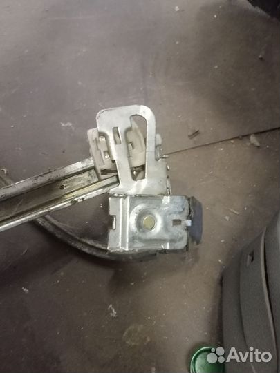 Правый стеклоподъёмник Skoda Octavia A4 Tour