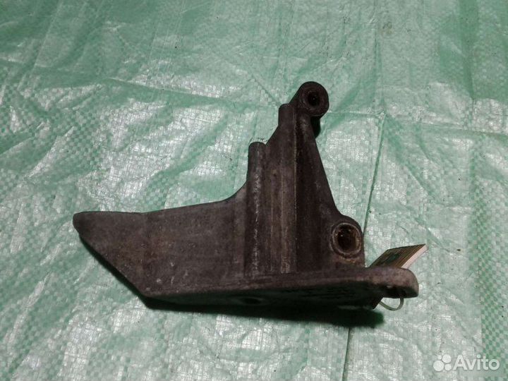 Кронштейн гидроусилителя Volkswagen Passat B3