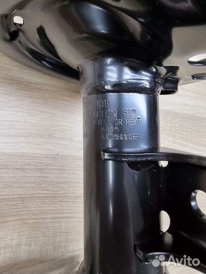 Амортизатор передний левый правый Toyota Camry V70