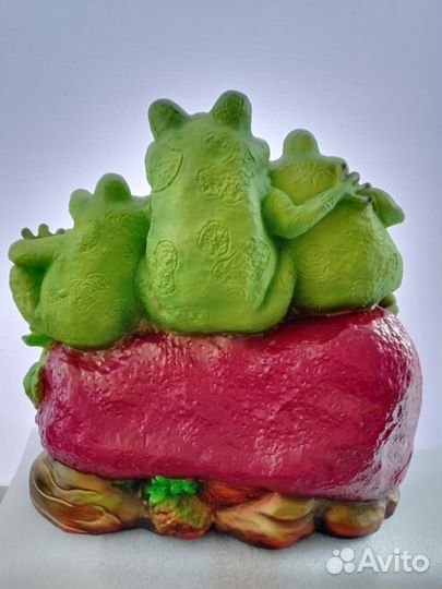 Садовая фигура Лягушки на камне