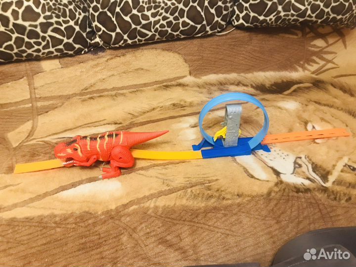 Трек Хот Виллс с Динозавром