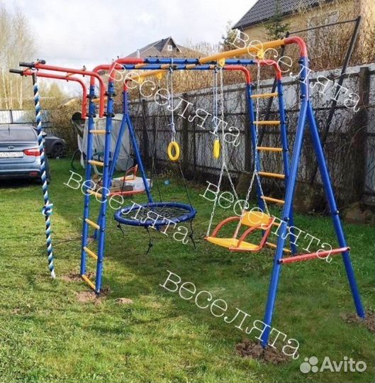 Детская уличная спортивная площадка. Качели