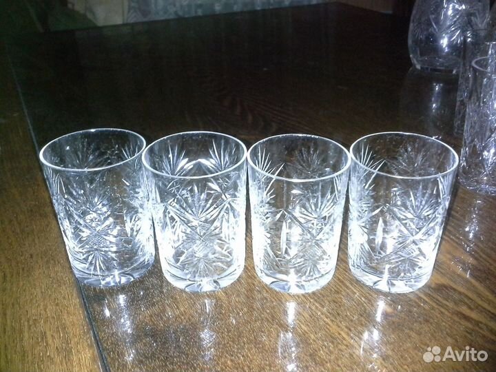 Хрустальные графины и стопки