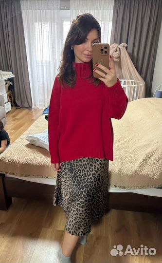Свитер женский красный