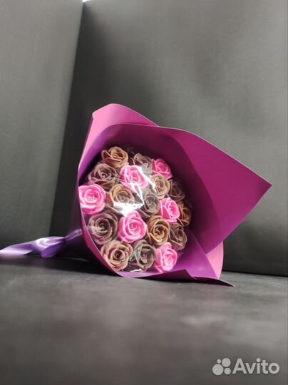 Букет - 19 Роз из Трёх Видов Шоколада