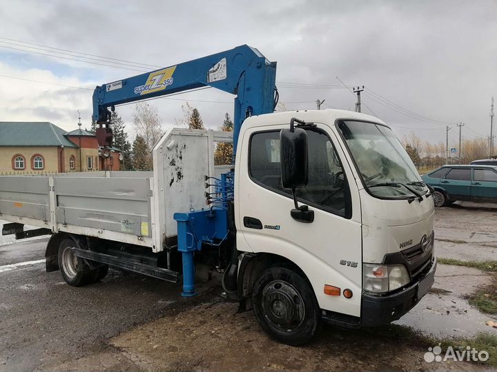 Hino 300 (Dutro) с КМУ, 2013
