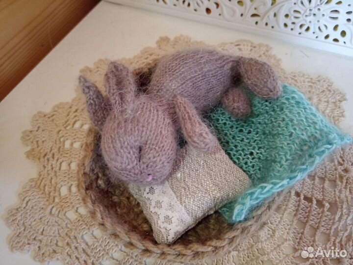 Спящий зайка кролик