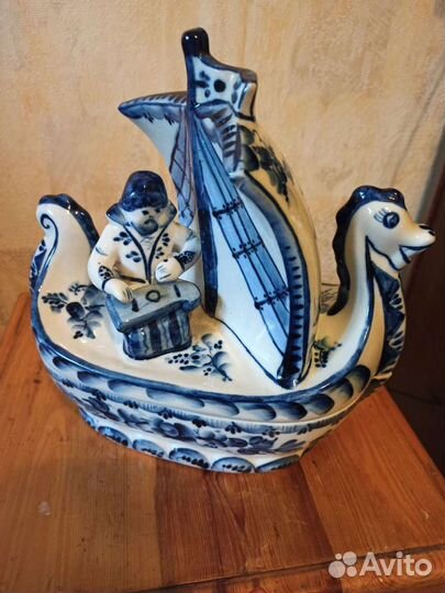 Гжель Ладья с гусляром