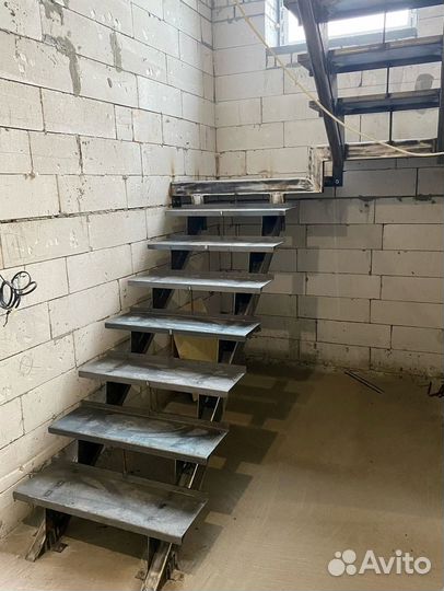 Лестница на второй этаж под ключ