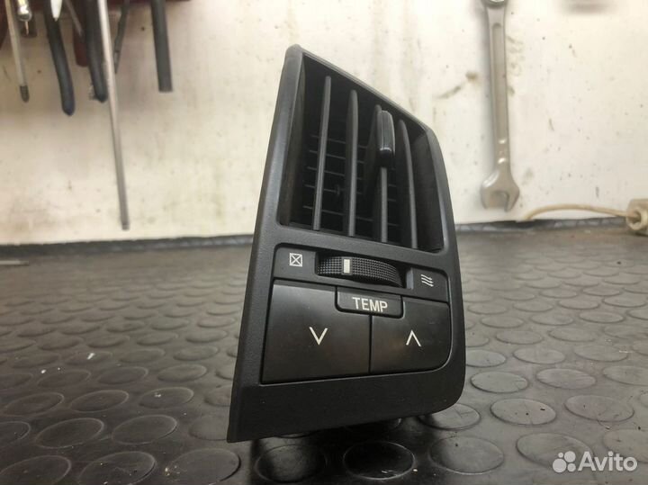 Дефлектор воздушный правый Toyota Land Cruiser 200