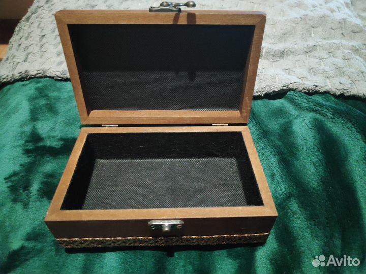 Деревянная шкатулка