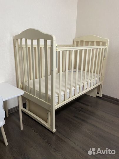 Кроватка с маятником