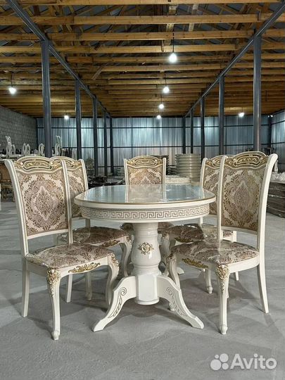 Кухонный стол и стулья новые