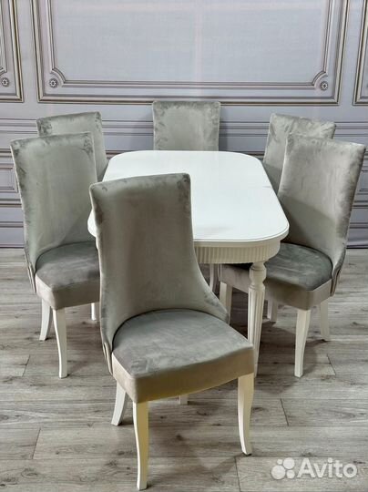 Стол и стулья в гостиную. В наличии