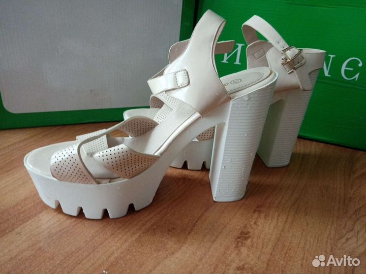 Босоножки женские 39 размер новые