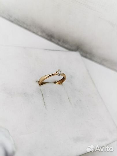 Золотое кольцо с бриллиантом