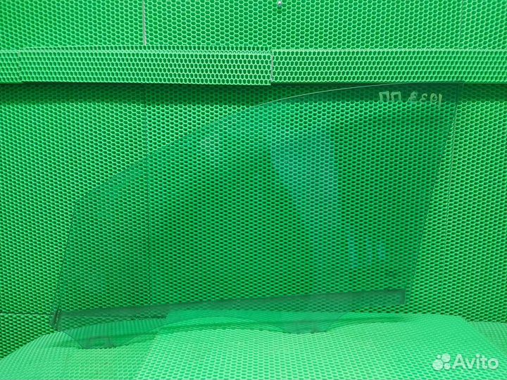 Стекло двери переднее правое Volkswagen Touareg NF