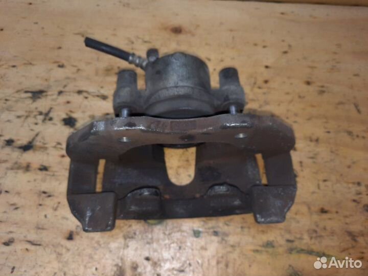 Суппорт передний левый Mazda Axela BK5P zyve 2004