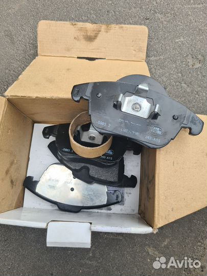 Тормозные передние колодки LR027309