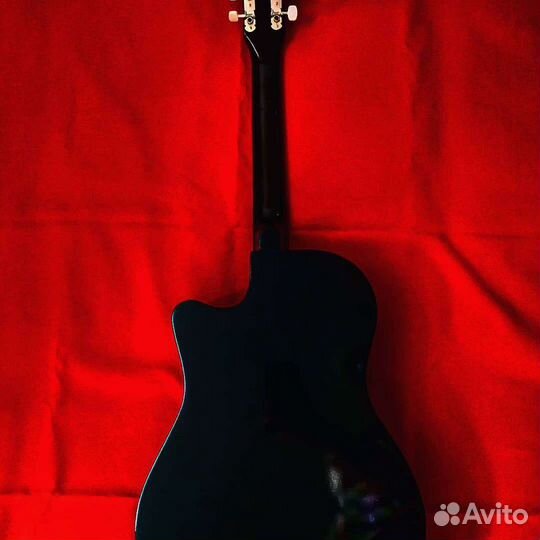 Аккустическая гитара черного цвета