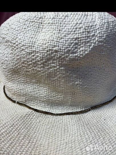 Шляпа соломенная с широкими полями плетеная