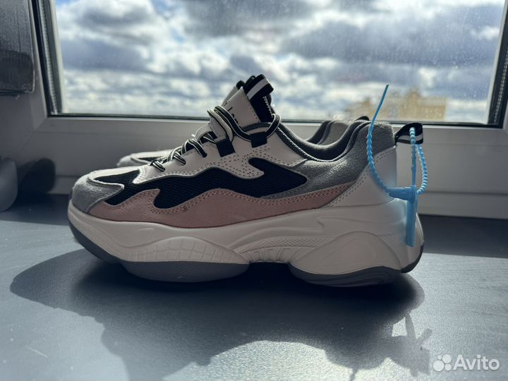 Кроссовки женские разные