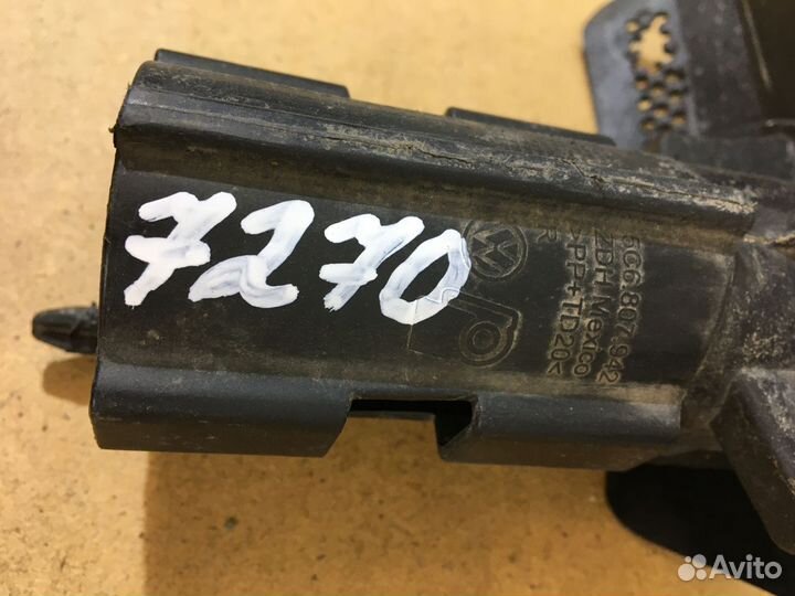 Кронштейн фароомывателя правый Volkswagen Jetta 6