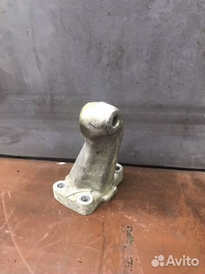 Кронштейн двигателя om615 mercedes
