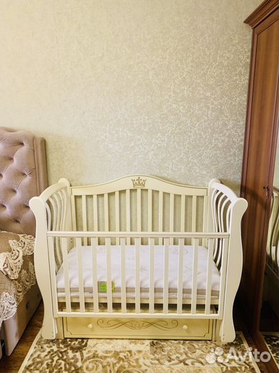 Детская кроватка с маятником