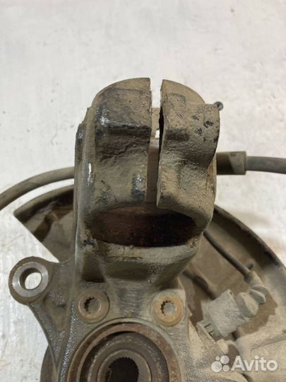 Кулак передний правый