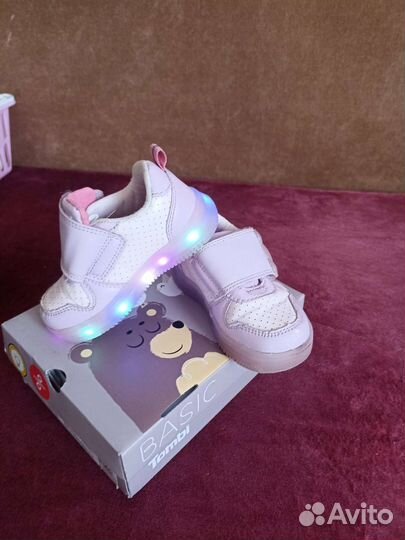 Кроссовки для девочки светящиеся