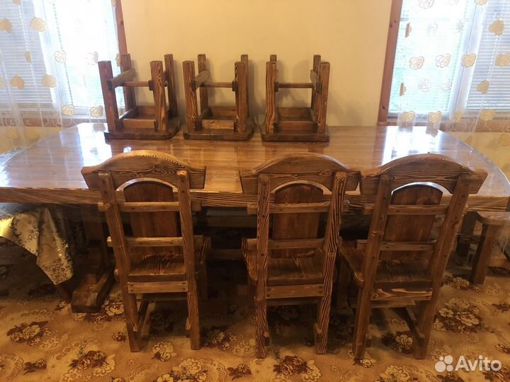 Стол и стулья