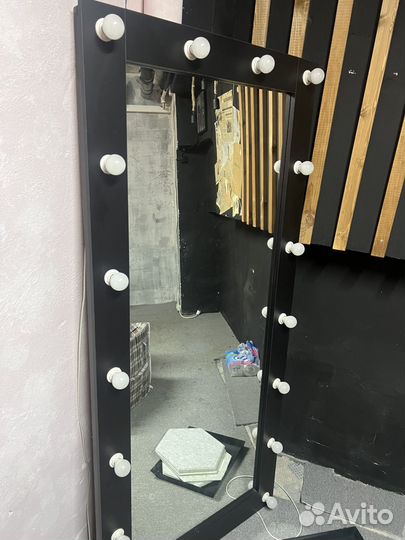 Гримерное напольное зеркало с лампочками