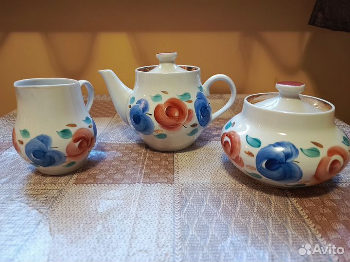 Наборы посуды, сервизы, тарелки, чашки, прочее