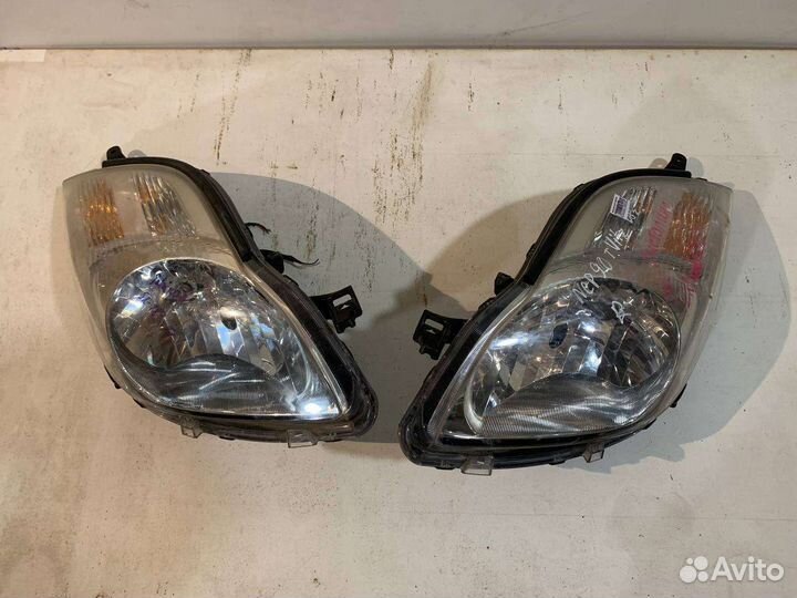 Фары Toyota Vitz