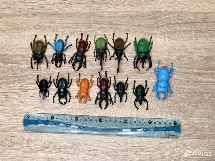 Фигурки насекомых, рептилий, жуков