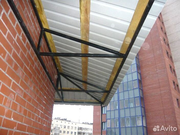 Монтаж крыши на балкон