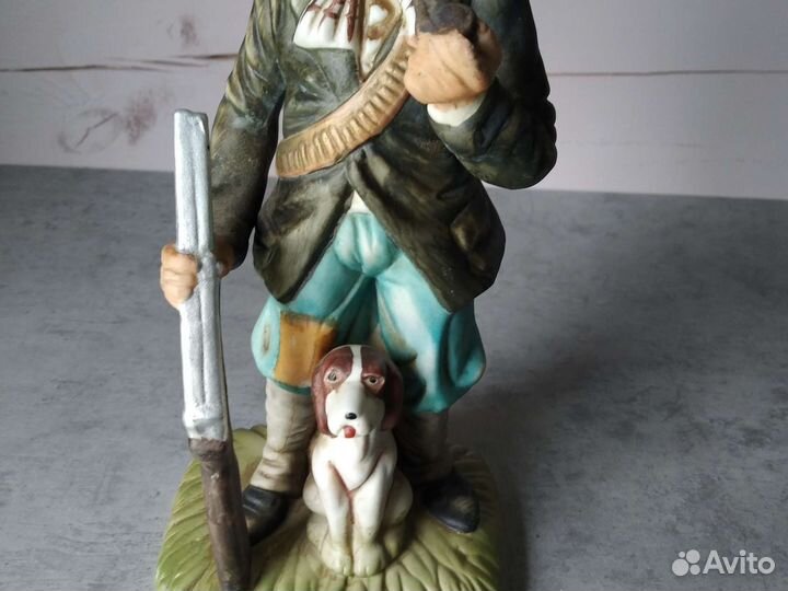 Старинная фарфоровая статуэтка охотник