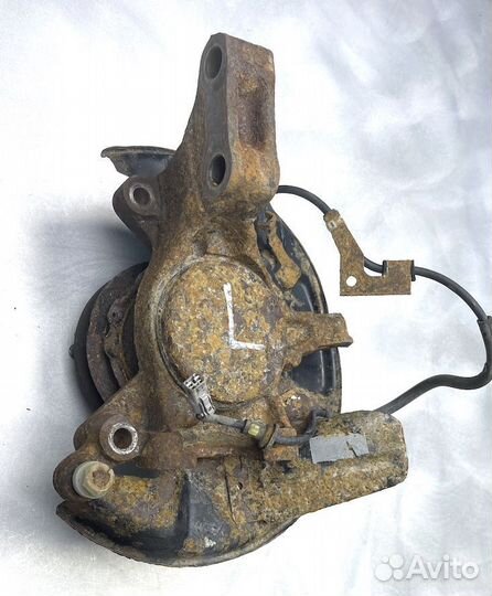 Тойота Превия Кулак поворотный ступица левая