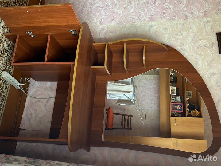 Трюмо с зеркалом