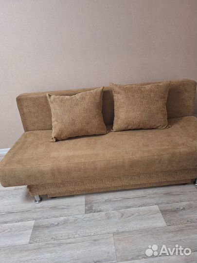 Диван, люстры, телевизор