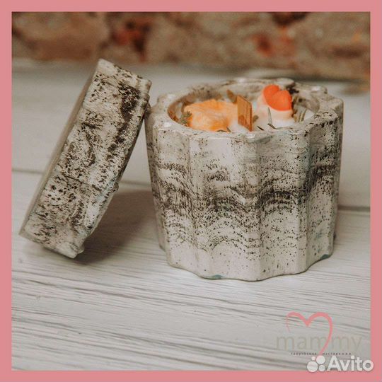 Свеча с сухоцветами в гипсовом полсвечнике