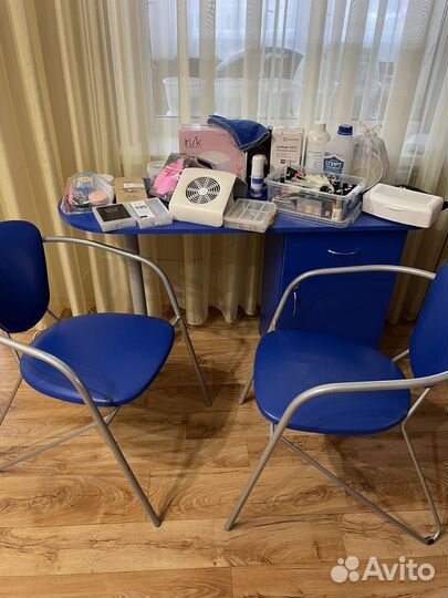Стол, стулья, материалы для маникюра