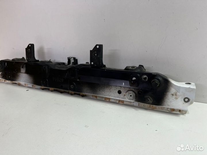 Верхняя планка телевизора передняя Toyota Camry