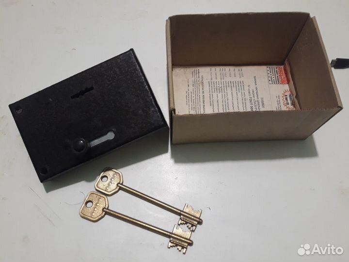 Замок дверной накладной