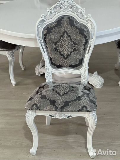 Кухонный стол и стулья новые